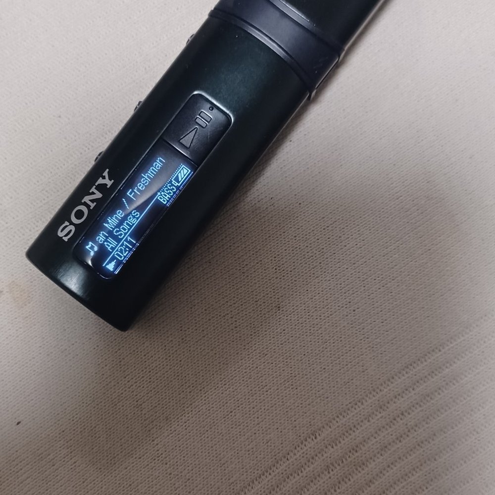 COPY - Sony NWZ-B 183F 4GB  USB MP3 player
